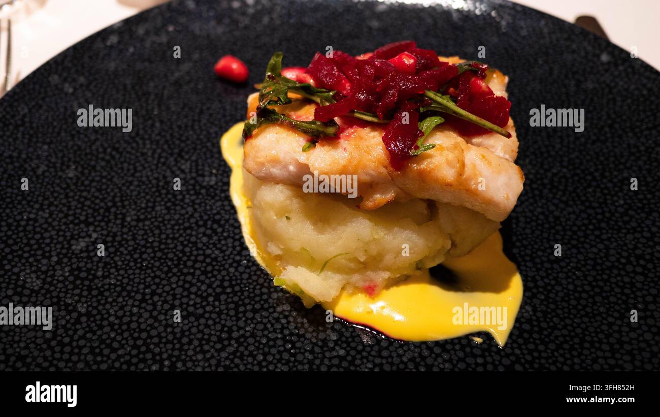 Feinschmecker-Küche, ästhetisches Restaurant, Nahaufnahme von Gerichten und Mahlzeiten Stockfoto