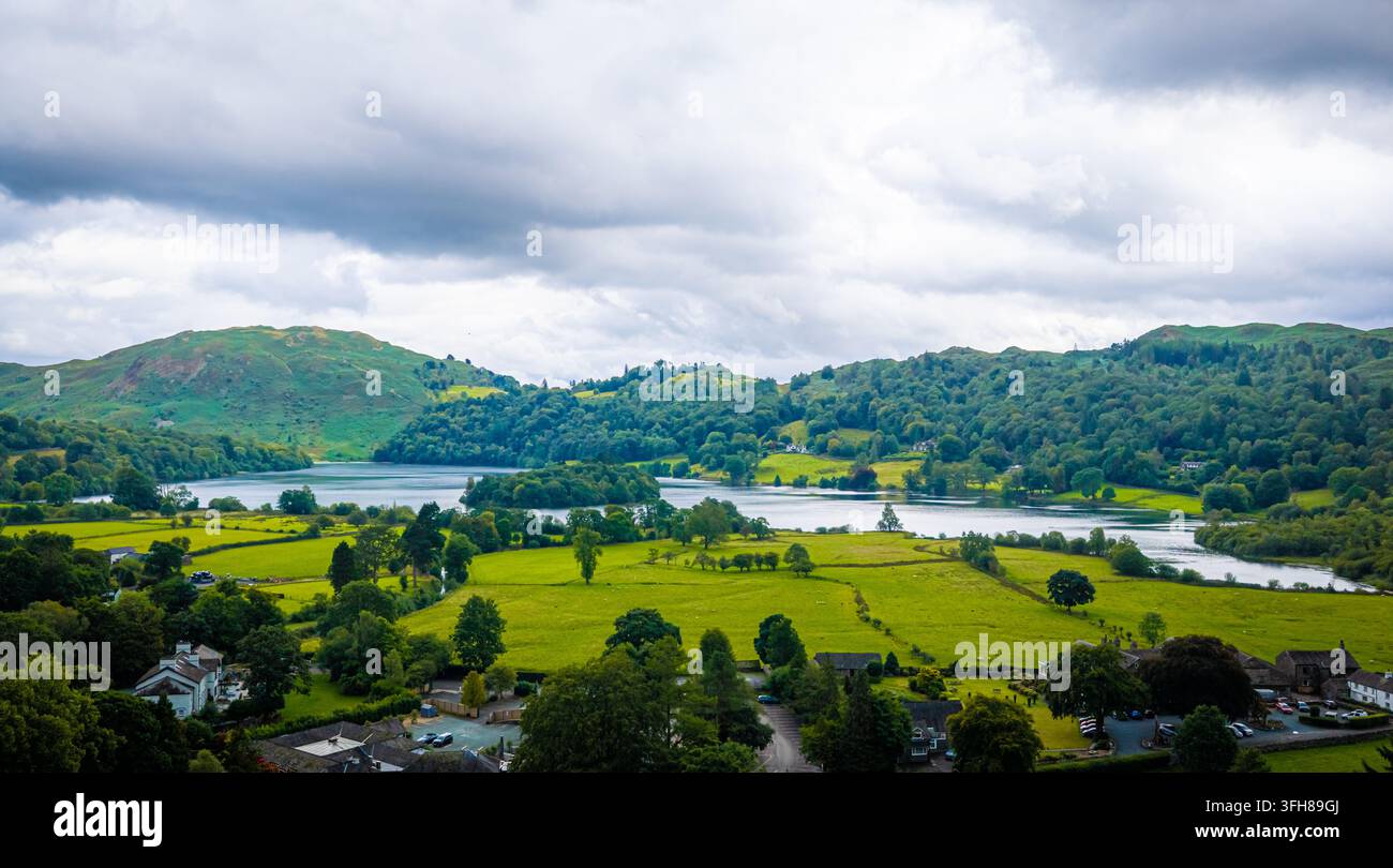 Luftbild des Dorfes Grasmere, umgeben von grüner Landschaft im Lake District; ideal für UK-Reisen, Tourismus, Immobilien und Destinationsmarketing Stockfoto