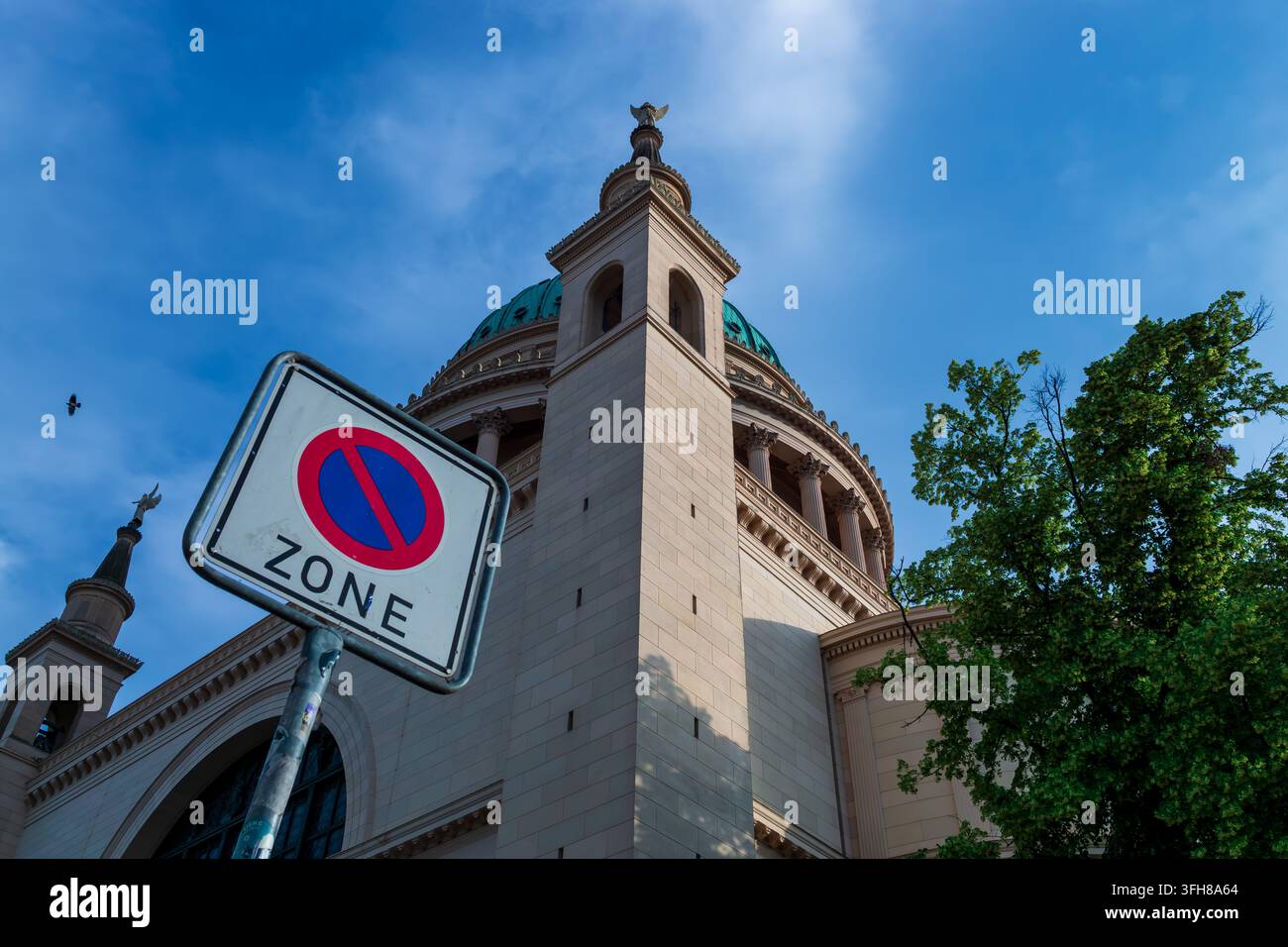 Niedrigwinkelansicht der St.-Nikolai-Kirche am Alten Markt in Potsdam mit einem deutschen Halteschild für Parkverbot im Vordergrund. Stockfoto