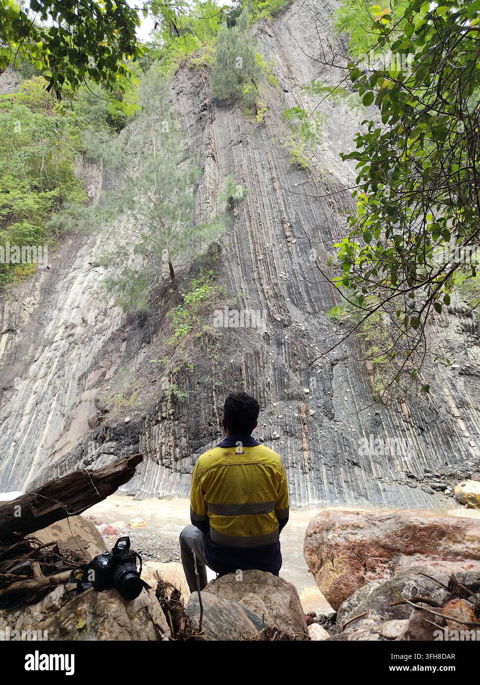 Geologe untersucht einen Felsausläufer während geologischer Feldarbeit in Timor-Leste Stockfoto