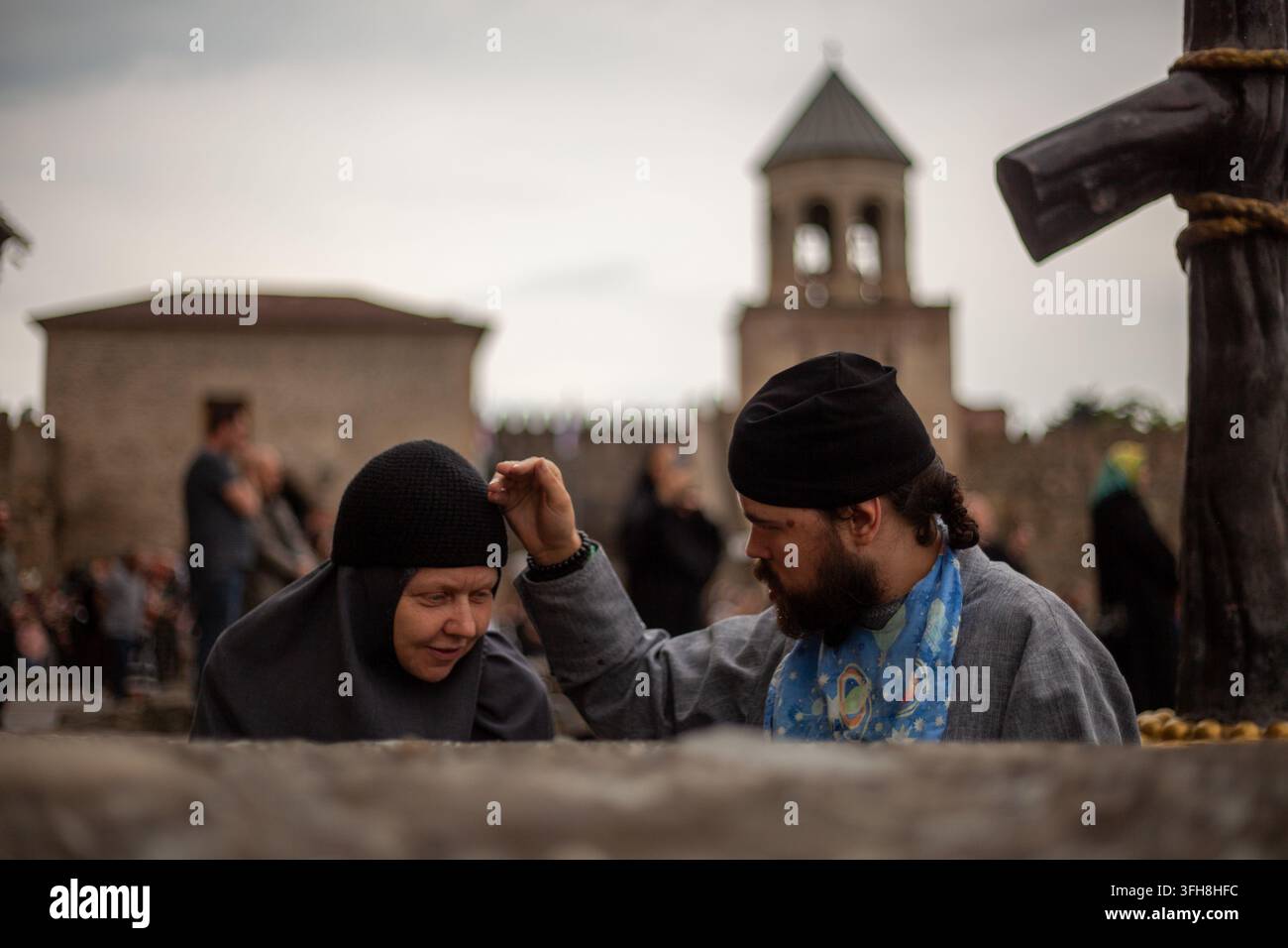 Mtskheta, Georgien – Georgische orthodoxe religiöse Zeremonie in der Svetitskhoveli-Kathedrale während der Inthronisation von Shio III. Stockfoto