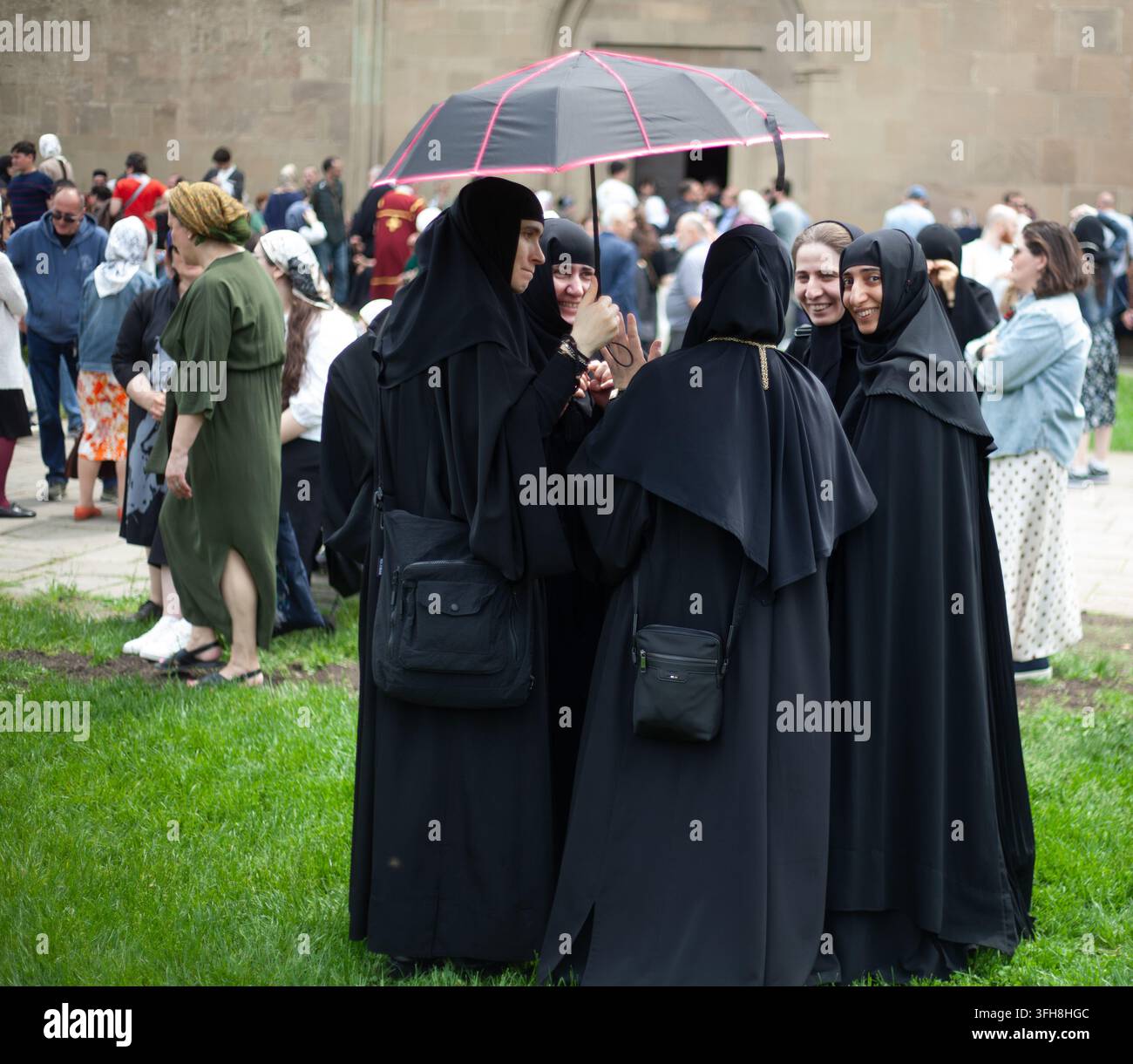 Mtskheta, Georgien – Orthodoxe Nonnen und Gläubige versammeln sich in der Svetitskhoveli-Kathedrale während der Einweihungszeremonie von Shio III. Stockfoto