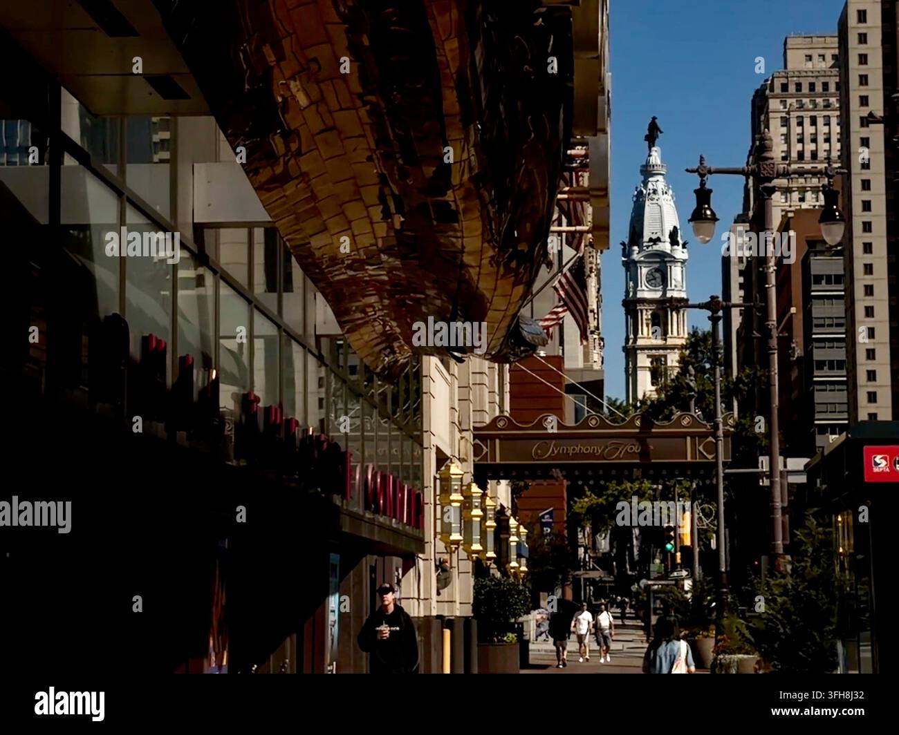 Philadelphia, PA, USA - 15. September 2026: Allgemeine Stadtszene in Center City Philadelphia an einem Wochentag. - Smartphone-aufgenommenes Stockfoto
