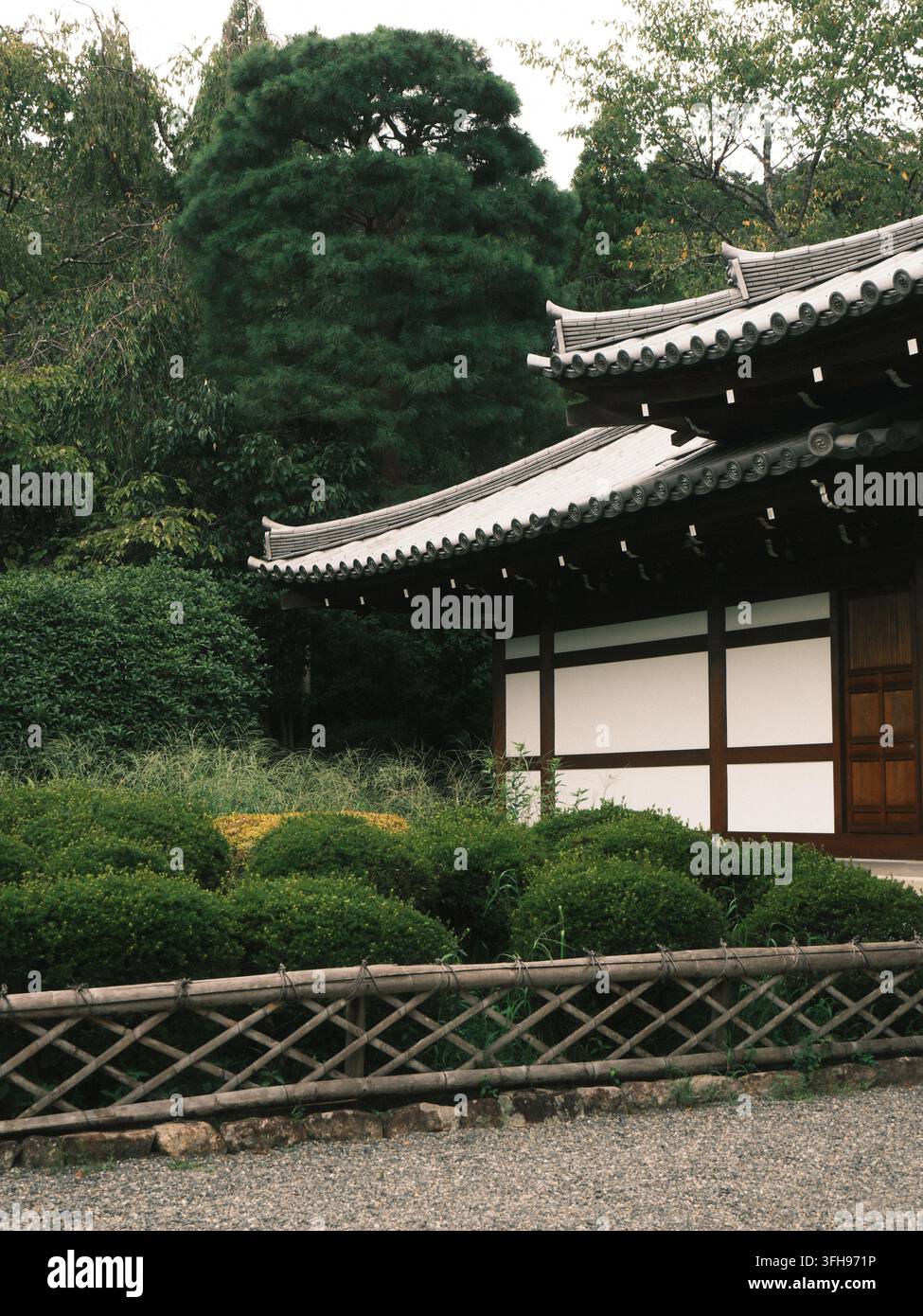 Traditionelle japanische Tempelarchitektur und gepflegter Garten in Kyoto, Japan Stockfoto