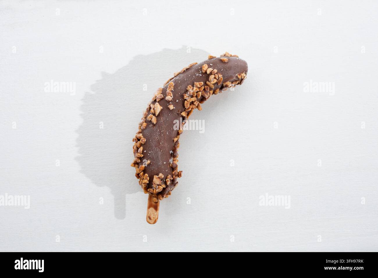 Eine Ansicht von oben einer schokoladenüberzogenen gefrorenen Banane. Stockfoto