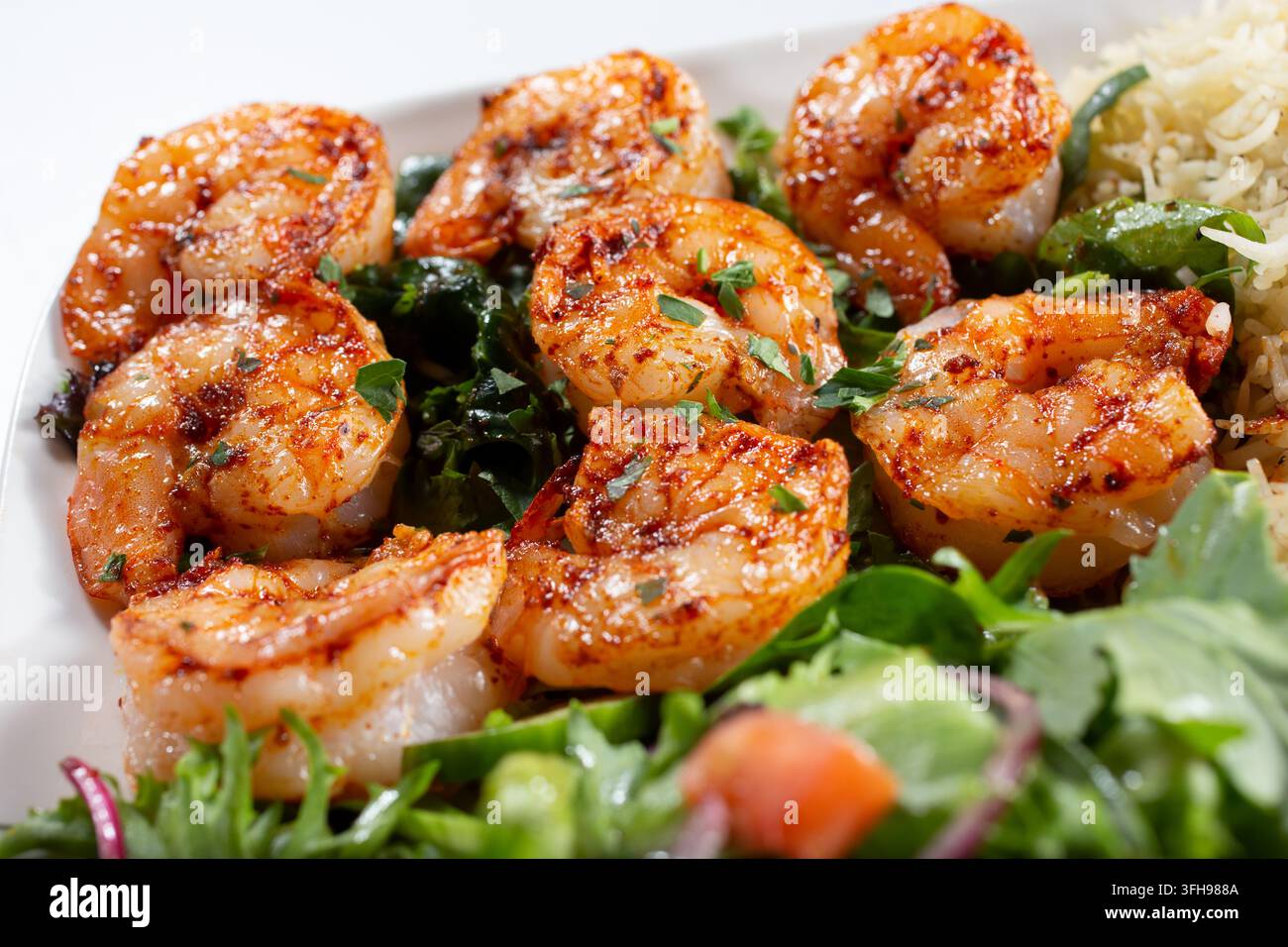 Eine Ansicht eines gegrillten Garnelenhauptgerichts. Stockfoto