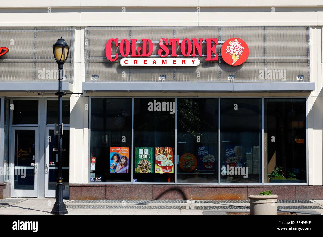 Cold Stone Creamery, 25 Mamaroneck Ave, White Plains, New York, Schaufenster einer Eiskette. Stockfoto