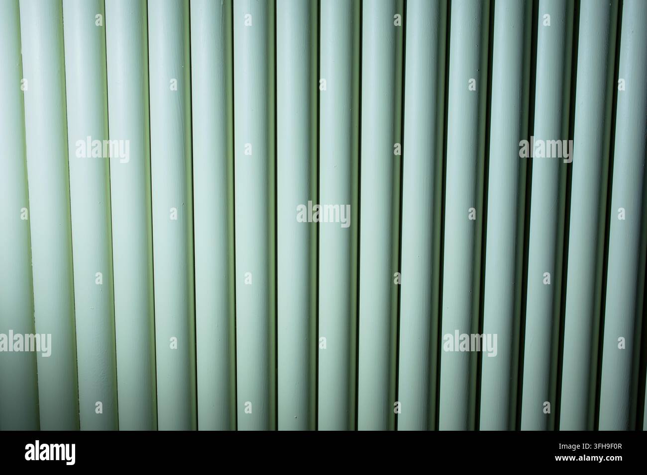 Eine Ansicht von geometrischen vertikalen Linien in einem Seegrün als Hintergrund. Stockfoto