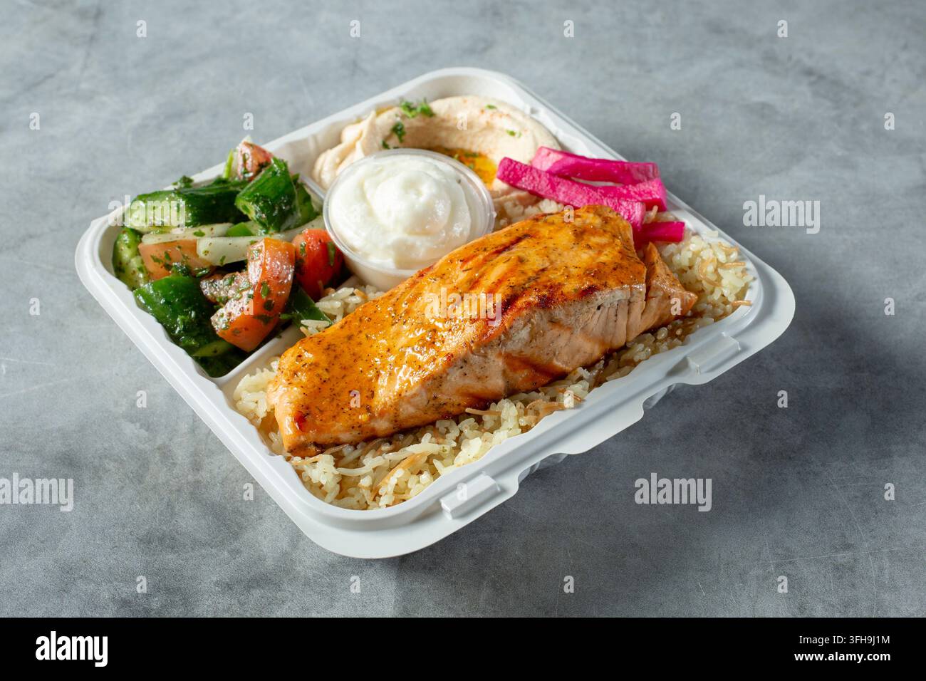 Blick auf ein gegrilltes Lachsgericht. Stockfoto