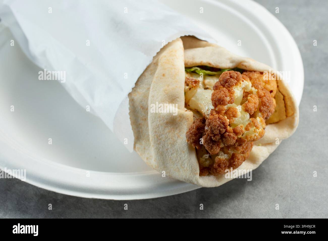 Eine Ansicht eines gebratenen Blumenkohl-Wraps. Stockfoto