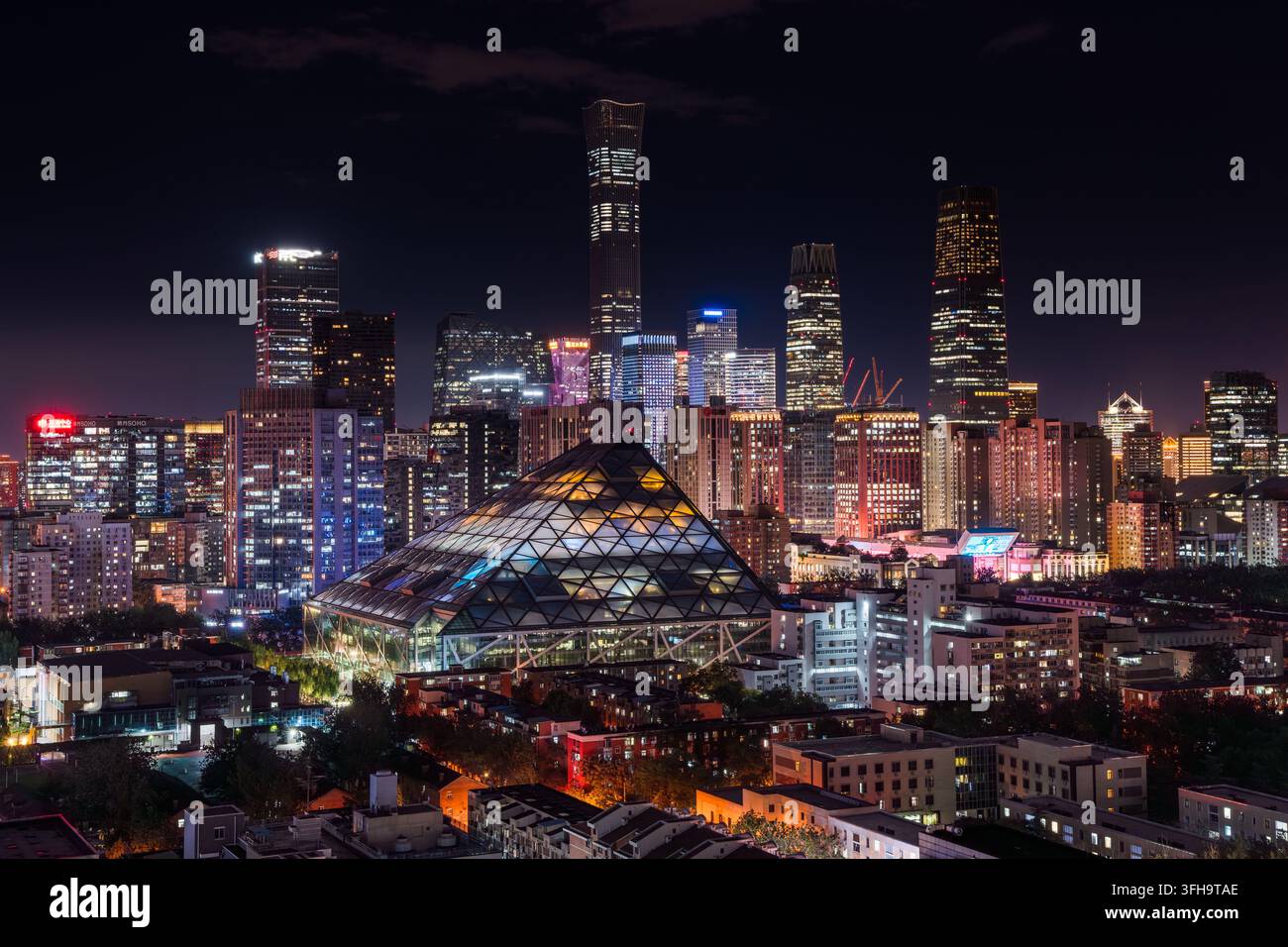 Moderne Architektur unter den hellen, funkelnden Nachtlichtern von Peking Stockfoto
