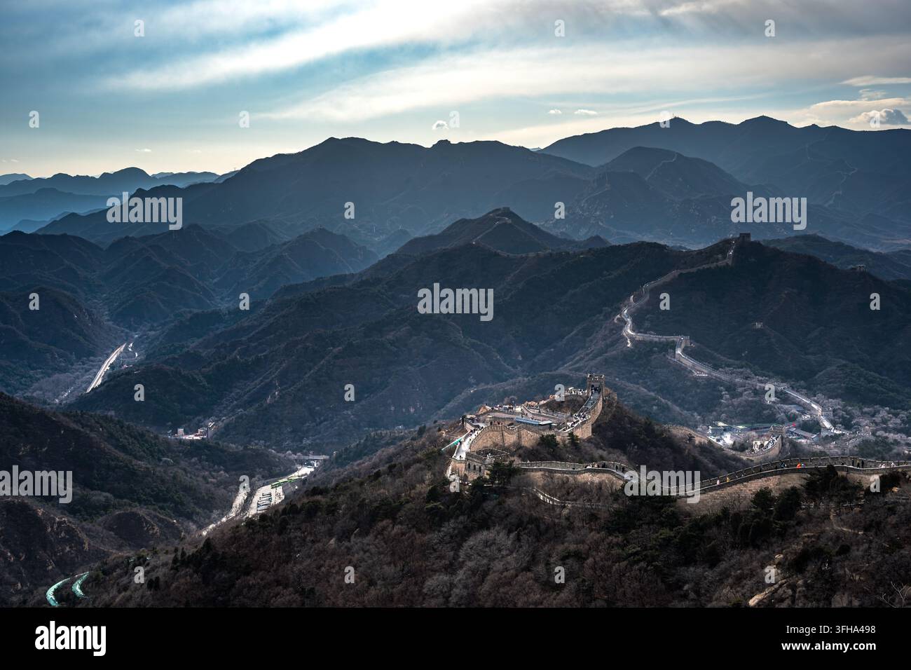 Panoramablick auf die Große Mauer von Peking, ein Wunder der Menschheit und der Natur, umgeben von Bergen Stockfoto