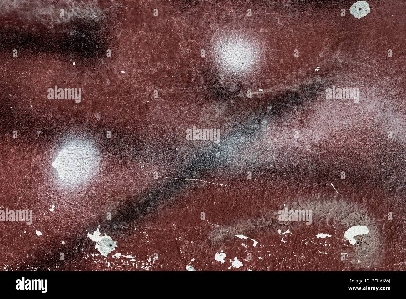 Dunkelrote verwitterte Metall-Grunge-Textur. Nahaufnahme einer dunkelrot gestrichenen Metalloberfläche, Kratzer, Flecken, Abnutzung, abgenutzte Stellen. Abstrakter Industriecharakter Stockfoto