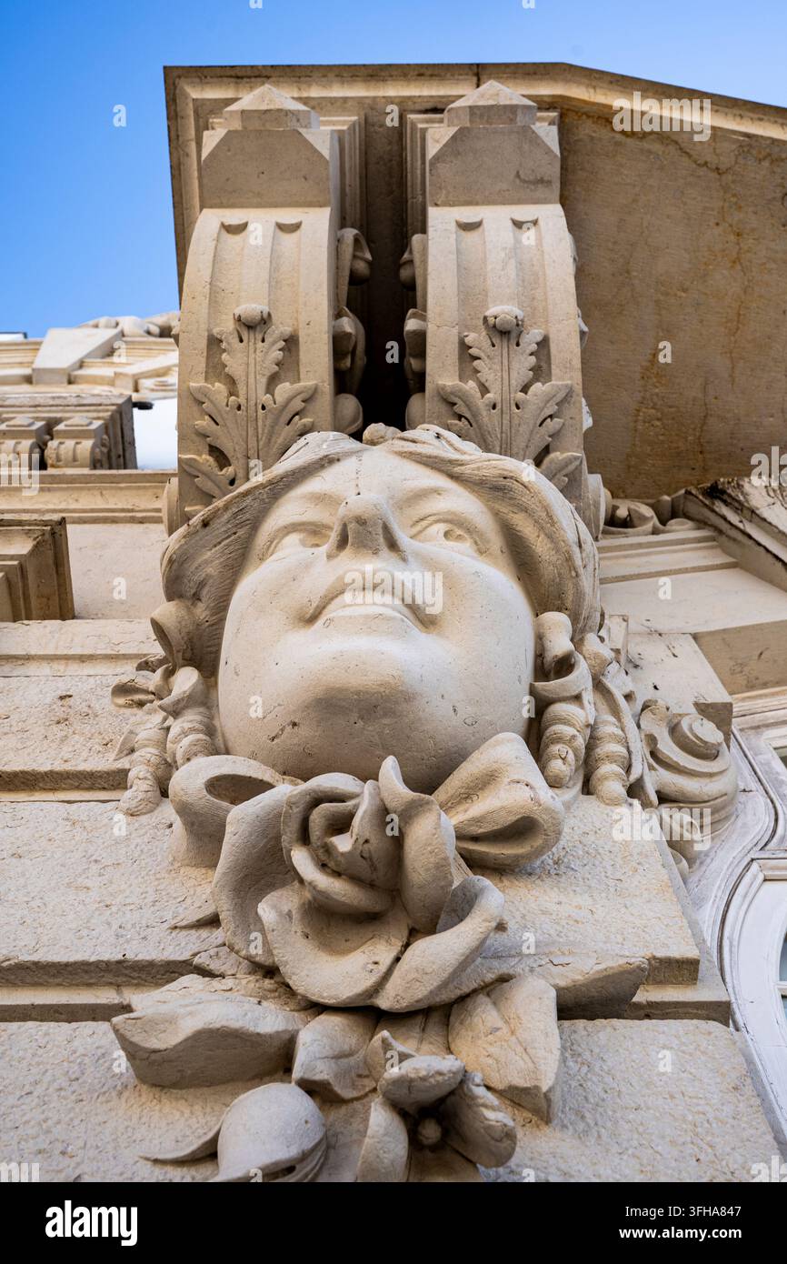 Geformtes Frauenantlitz an der Fassade des Palacete Belmarco, einem reich verzierten eklektischen Gebäude aus dem frühen 20. Jahrhundert in der Altstadt von Faro, Algarve, Portugal Stockfoto