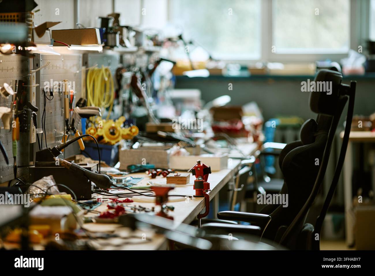 Elektronik-Werkbank mit Lötwerkzeugen Stockfoto