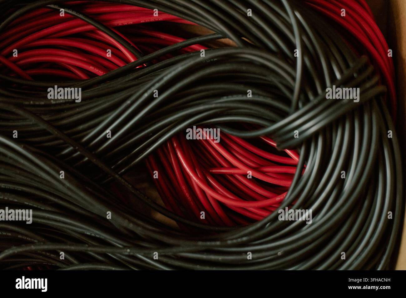 Aufgerollte elektrische Kabel, bereit für Industrieverdrahtungsprojekt Stockfoto