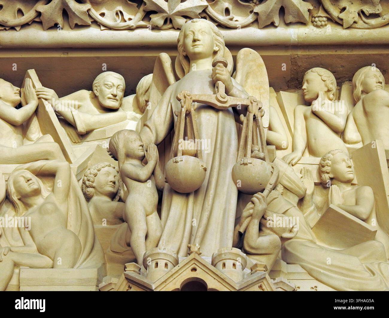 PARIS, FRANKREICH-23. AUGUST 2026: Steinreliefs an den Außenwänden der Sainte-Chapelle in Paris, Frankreich, die religiöse Szenen und biblische Geschichten zeigen Stockfoto