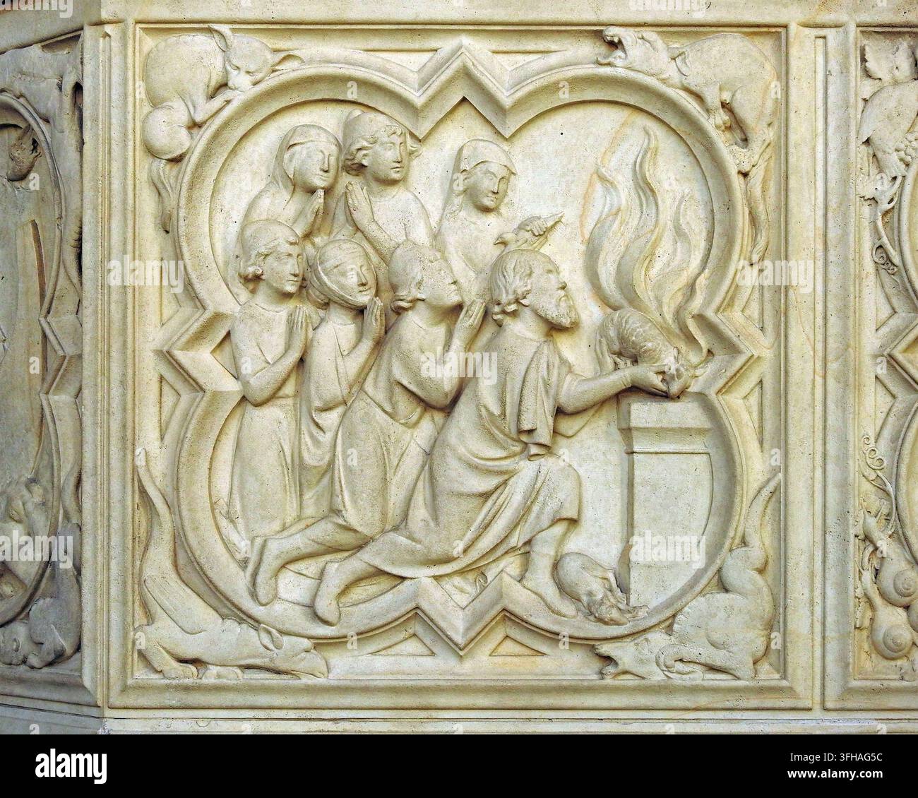 PARIS, FRANKREICH-23. AUGUST 2026: Steinreliefs an den Außenwänden der Sainte-Chapelle in Paris, Frankreich, die religiöse Szenen und biblische Geschichten zeigen Stockfoto