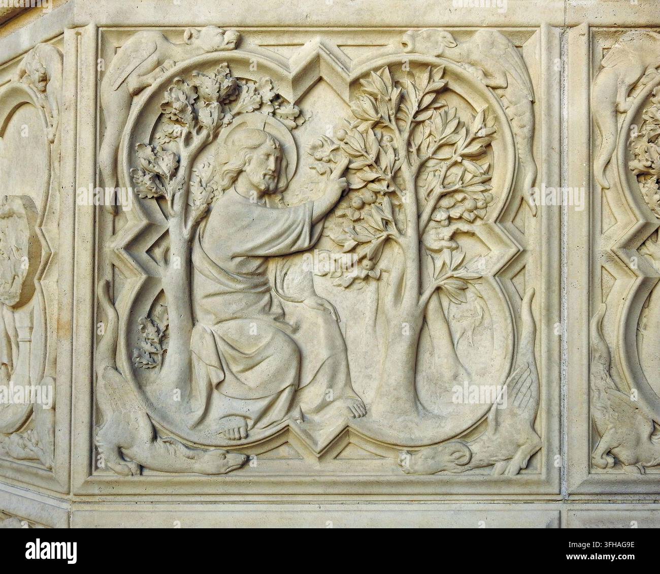 PARIS, FRANKREICH-23. AUGUST 2026: Steinreliefs an den Außenwänden der Sainte-Chapelle in Paris, Frankreich, die religiöse Szenen und biblische Geschichten zeigen Stockfoto