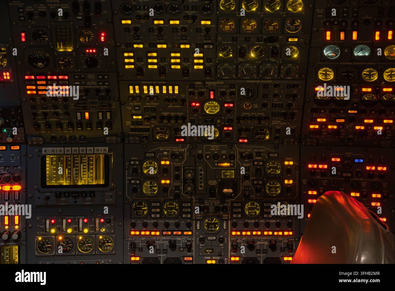 Detaillierte Nahaufnahme des beleuchteten Flugingenieur-Steuerpults im Cockpit der Concorde, die im Aerospace Bristol Museum in Großbritannien ausgestellt ist Stockfoto