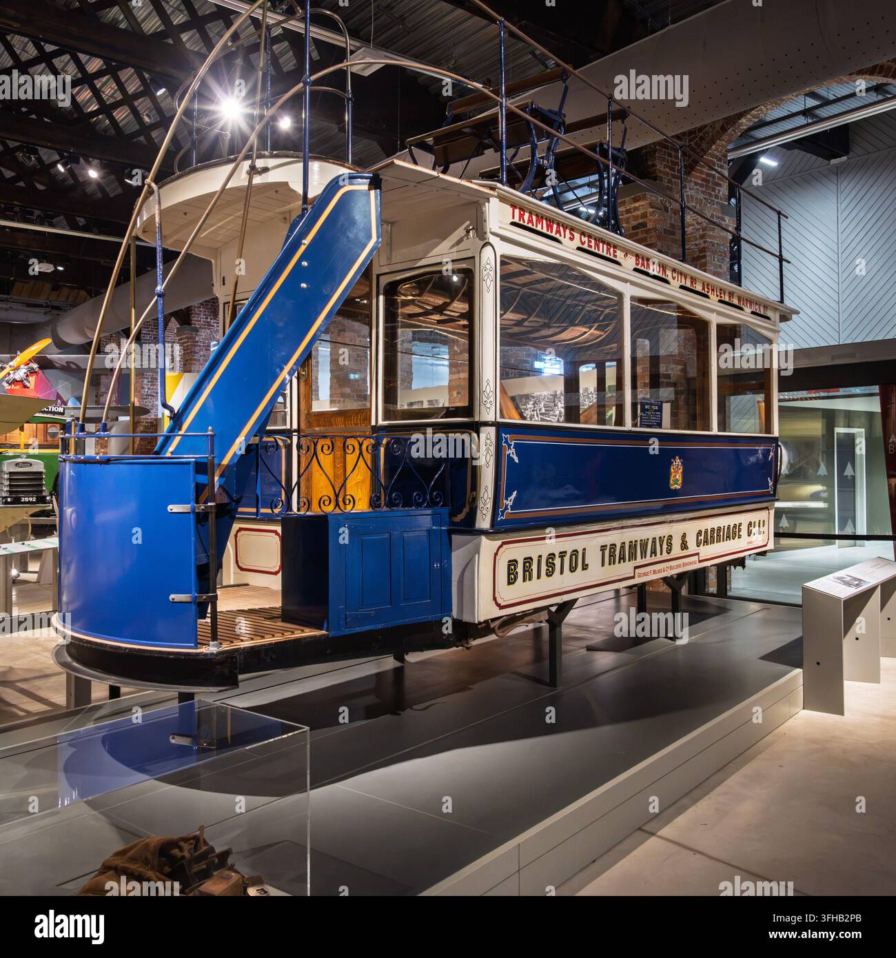 Ein wunderschön restauriertes historisches Bristol Tramways & Carriage Co. Ltd. Open-Top-Doppeldecker-Elektrotrambahnwagen, der im Aerospace Bristol, UK, ausgestellt ist Stockfoto