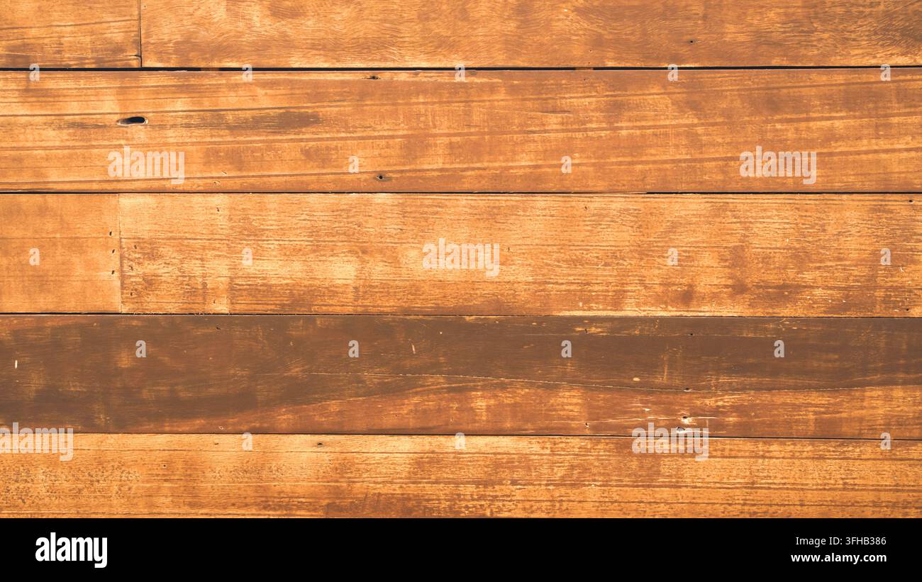 Warmer brauner horizontaler Holzbrett-Hintergrund, der subtile natürliche Maserungsvariationen, eine glatte Oberfläche und lineare Brettnähte für Design zeigt Stockfoto