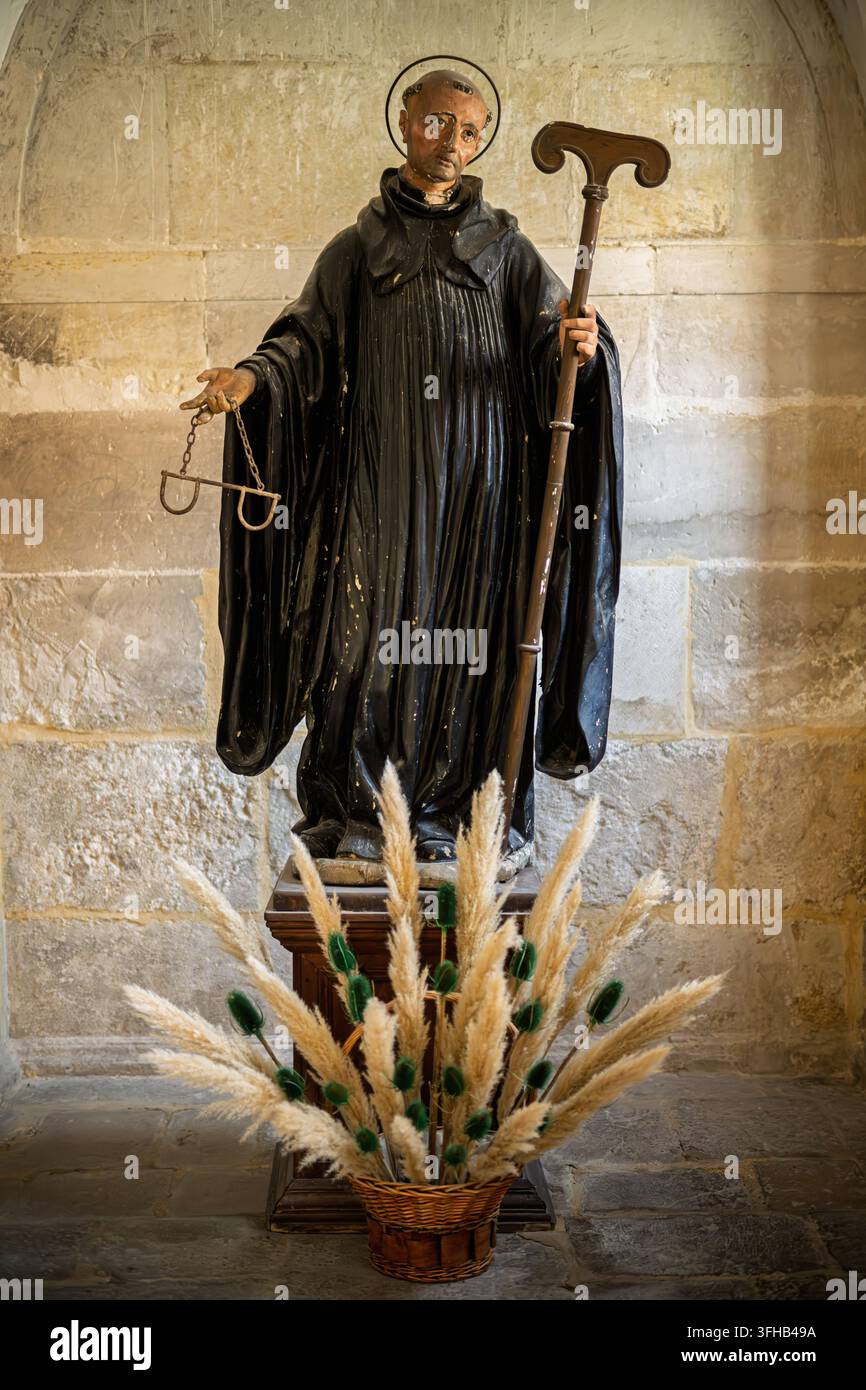 Statue des Heiligen Benedikt von Nursia, Gründers des Benediktinerordens, im historischen Benediktinerkloster Santo Domingo de Silos, Burgos, Spa Stockfoto