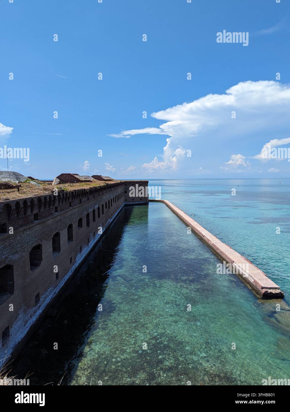 Kristallklare Gewässer und historisches Fort im Dry Tortugas Nationalpark. Stockfoto