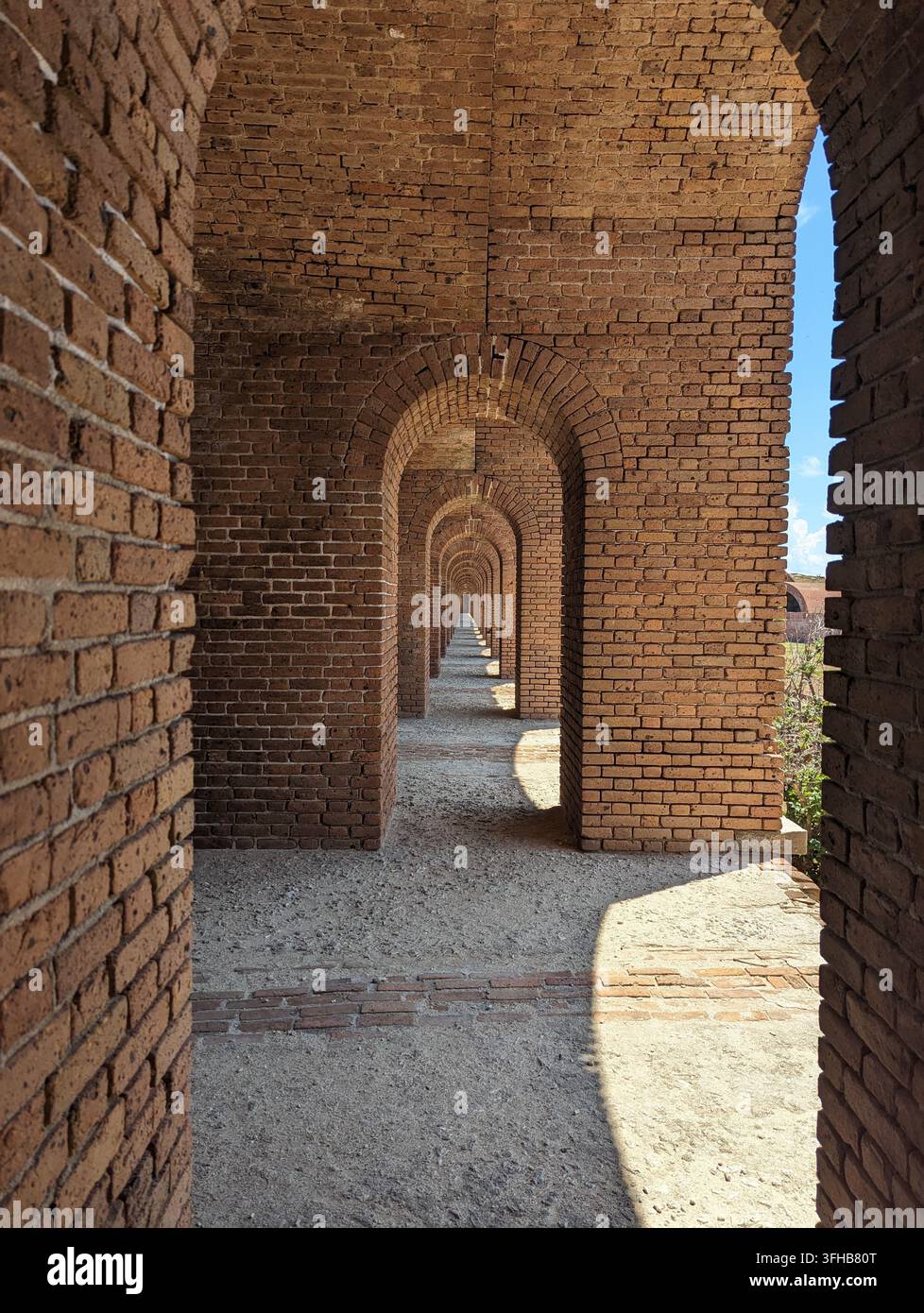 Ziegelbögen im Dry Tortugas Nationalpark, die ein sich wiederholendes Muster bilden. Stockfoto