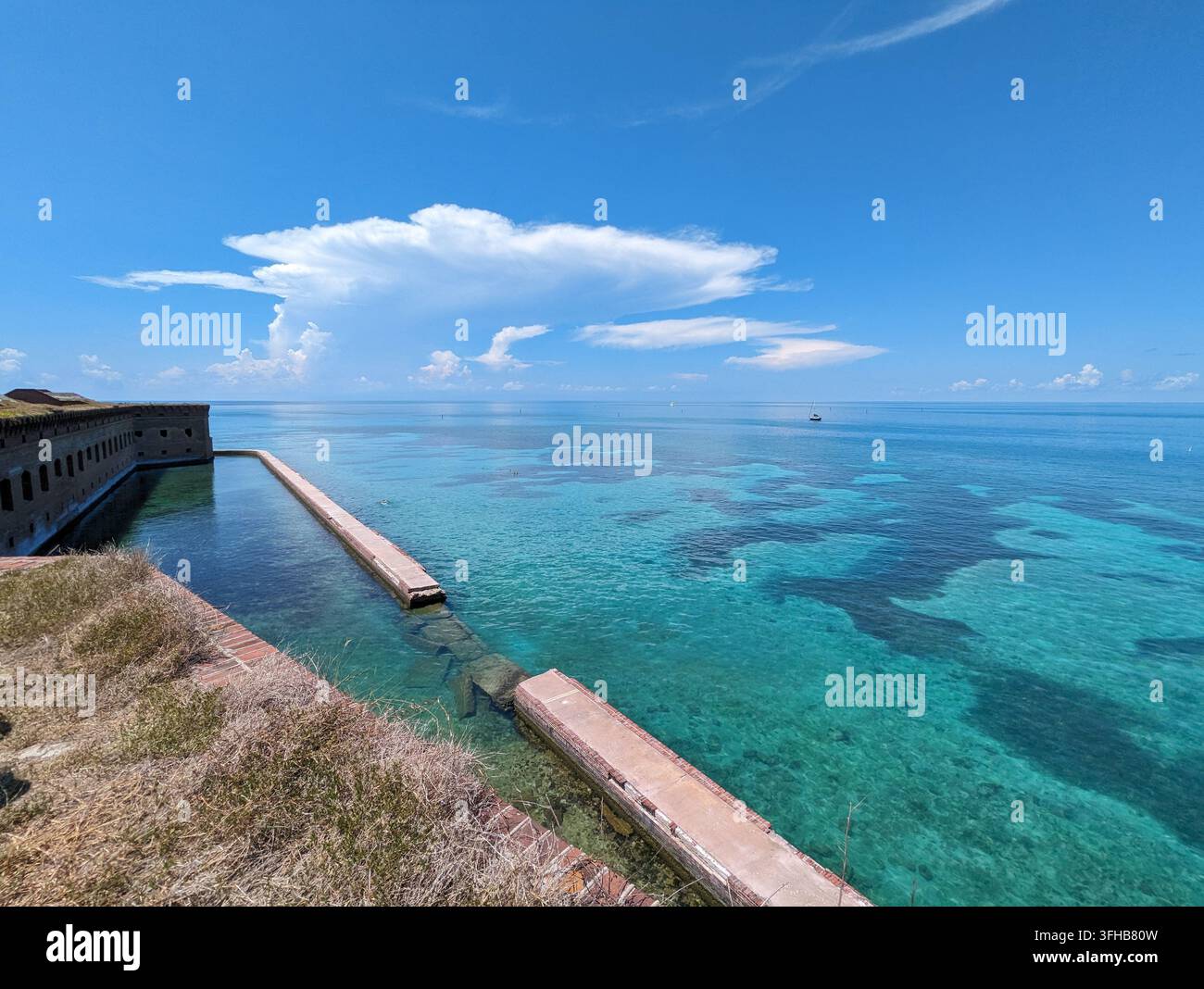 Kristallklare Gewässer und historisches Fort im Dry Tortugas Nationalpark. Stockfoto