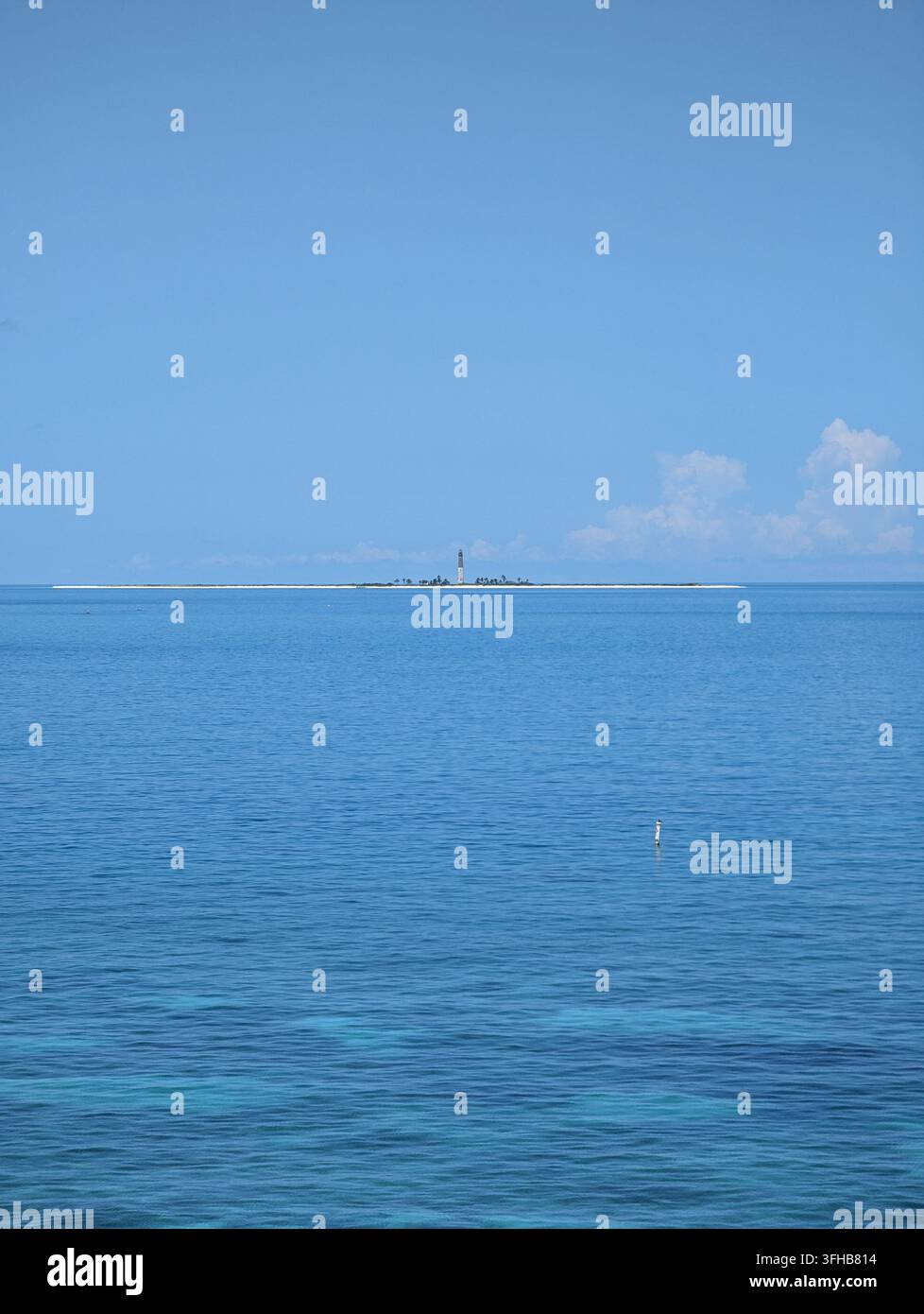 Leuchtturm und Inselblick über klarem blauem Wasser im Dry Tortugas Nationalpark. Stockfoto