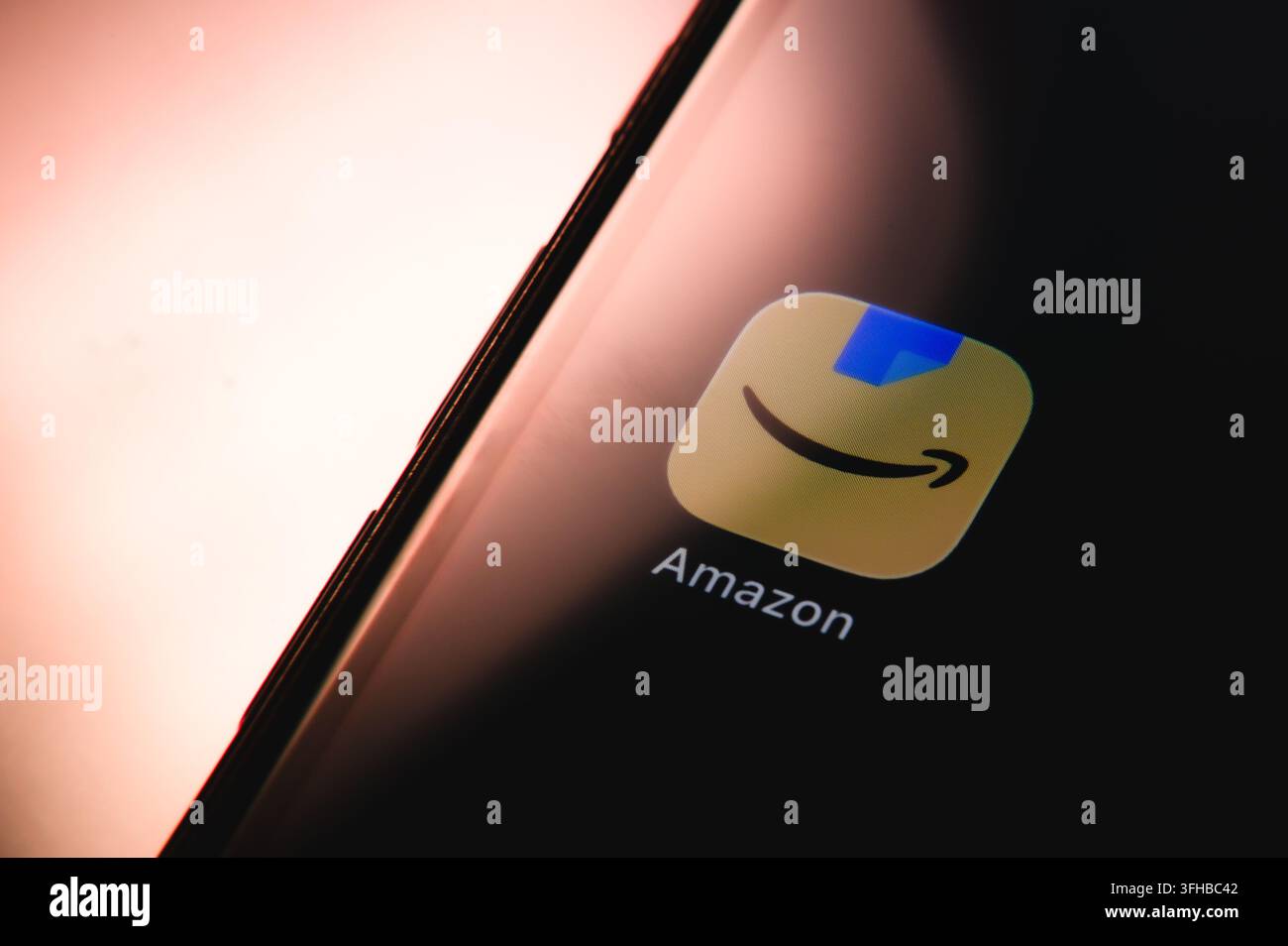 Paris, Frankreich – 16. September 2026: Amazon-Shopping-App-Logo, das auf einem Smartphone-Bildschirm mit weichem Licht im Hintergrund angezeigt wird. Stockfoto