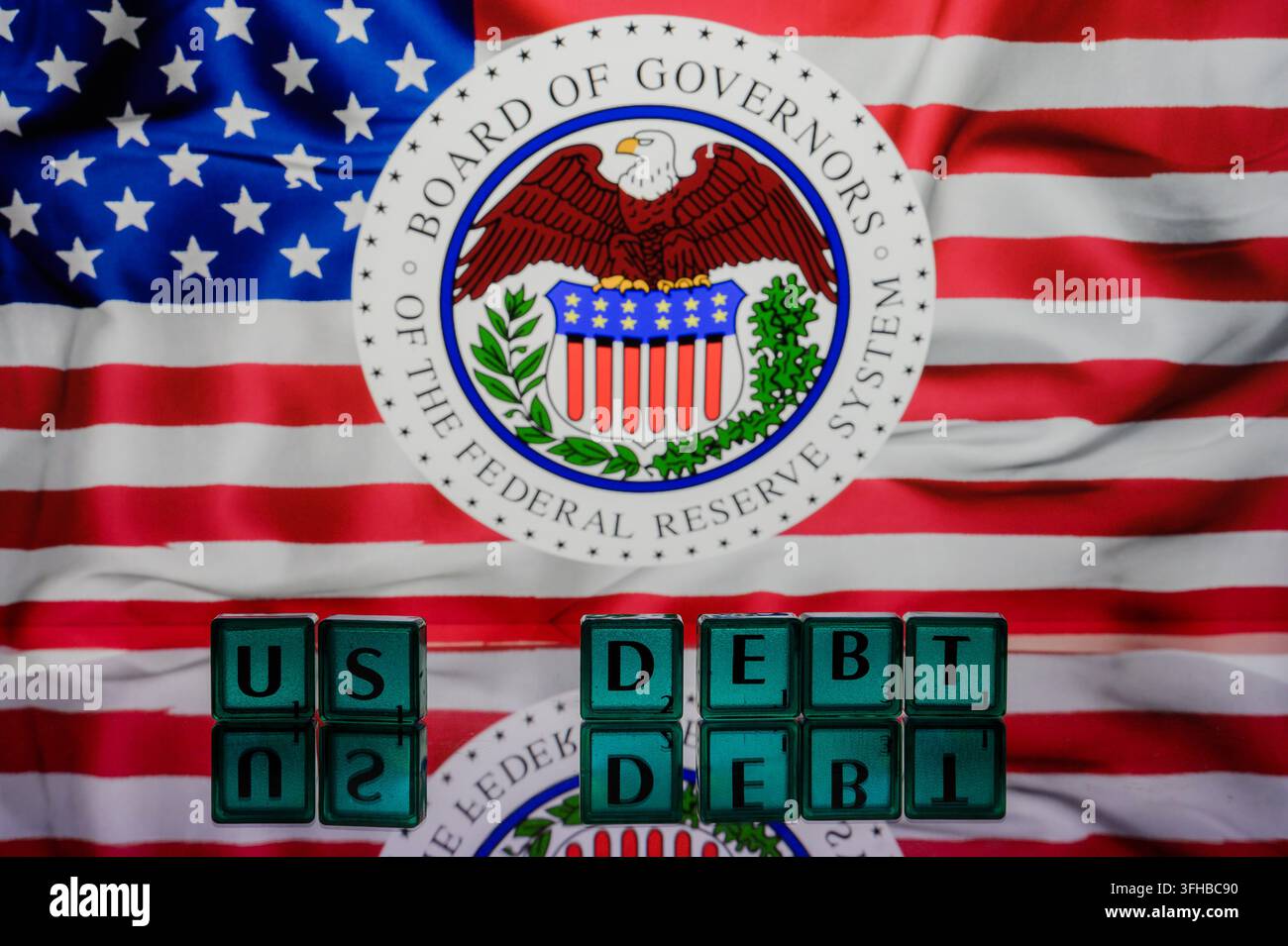 Paris, Frankreich – 16. September 2026: Siegel der Federal Reserve auf dem Hintergrund der amerikanischen Flagge mit Buchstabenkacheln, die US-Schulden buchstabieren. Stockfoto