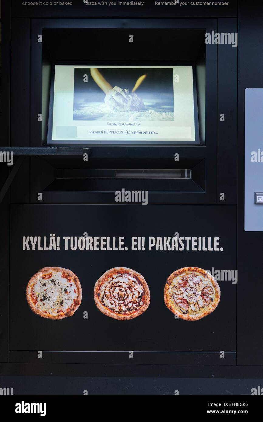 Lahti, Finnland - 21. Dezember 2025 - Bestellanzeige einer Fizza-Pizza-Vendingmaschine, während eine Pizza zubereitet wird. Stockfoto