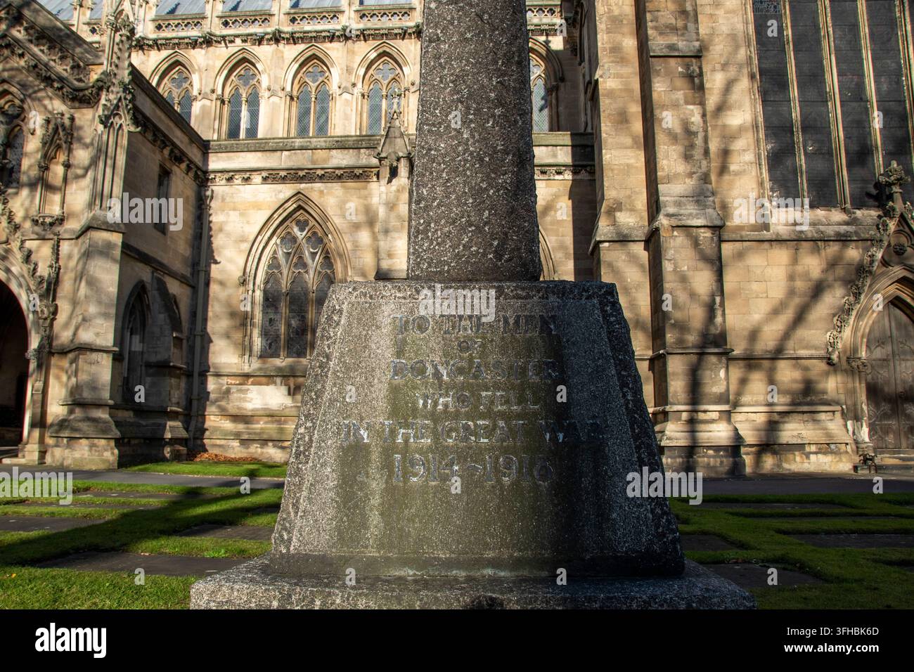 Doncaster, UK : 13. Nov 2018 – WW1-Denkmal vor der Doncaster Minster (und Pfarrkirche St. Georg) Stockfoto
