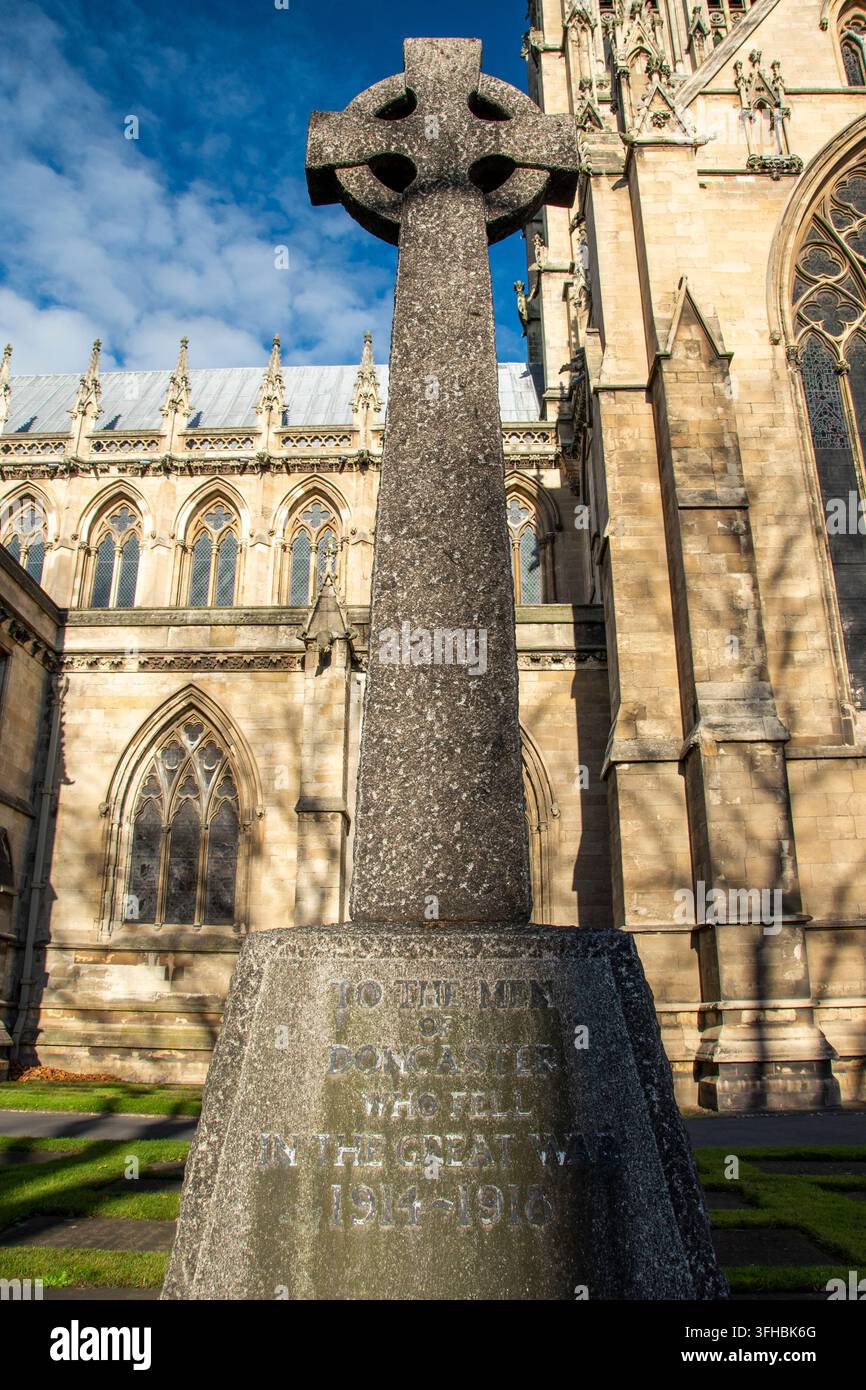 Doncaster, UK : 13. Nov 2018 – WW1-Denkmal vor der Doncaster Minster (und Pfarrkirche St. Georg) Stockfoto