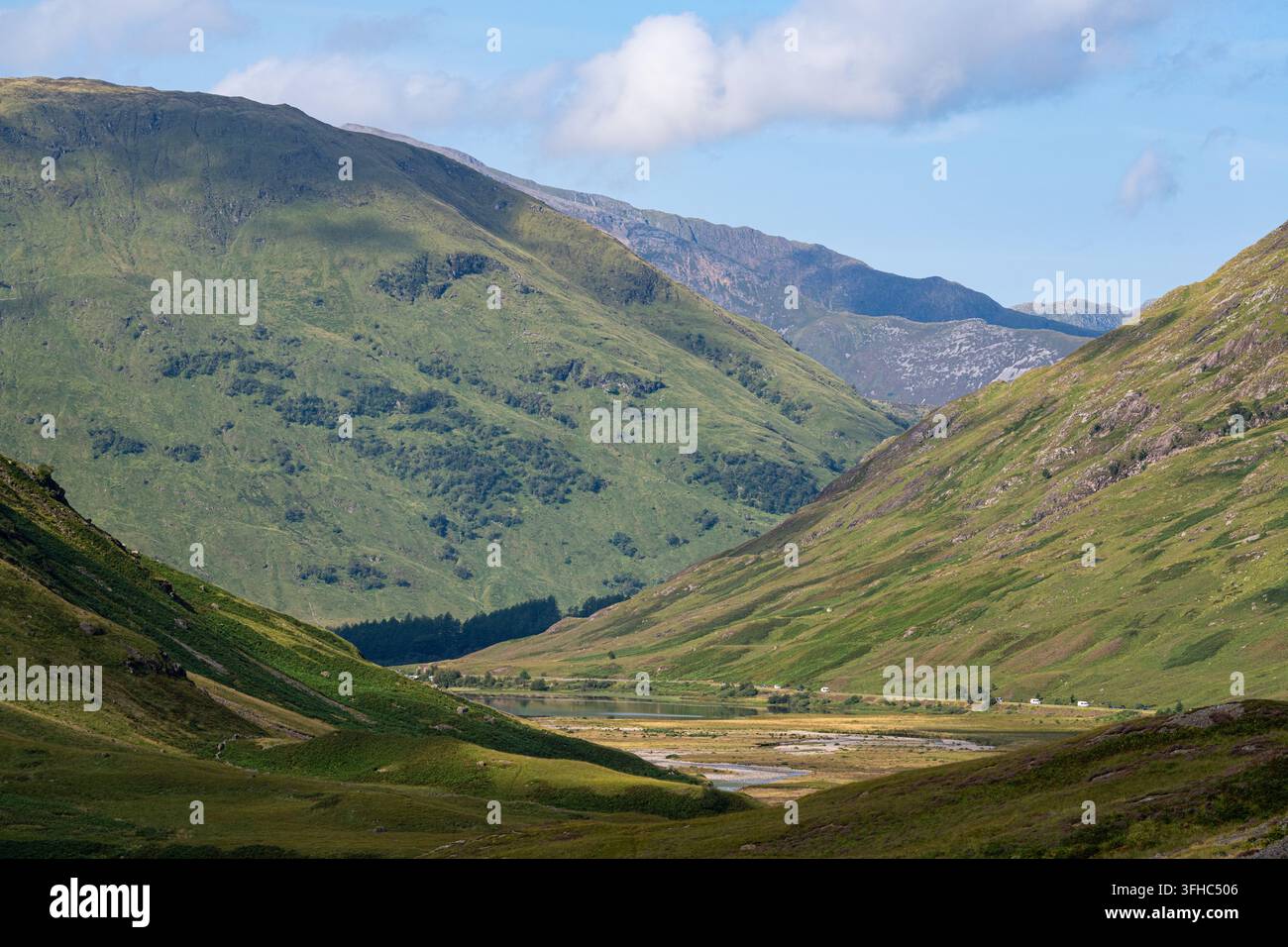 Blick hinunter ins Glencoe-Tal in Richtung Loch Achtriochtan im Sommer, schottische Highlands. Stockfoto