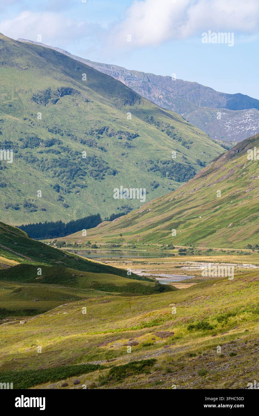 Blick hinunter ins Glencoe-Tal in Richtung Loch Achtriochtan im Sommer, schottische Highlands. Stockfoto