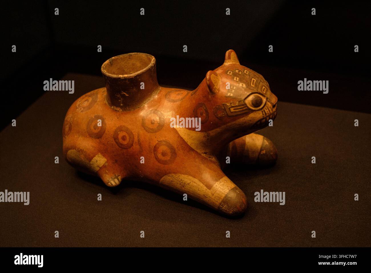 Keramikgefäß in Katzenform. Wari-Kultur ca. 600-1000 n. Chr. Lima Art Museum. Stockfoto