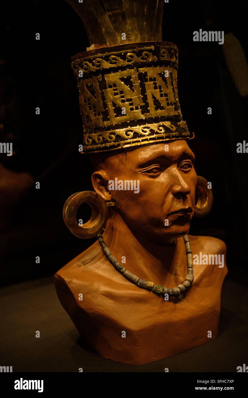 Ohrenverzierung. Halskette. Sicán-Kultur ca. 750-1375 n. Chr. Nationalmuseum Sicán. Stockfoto