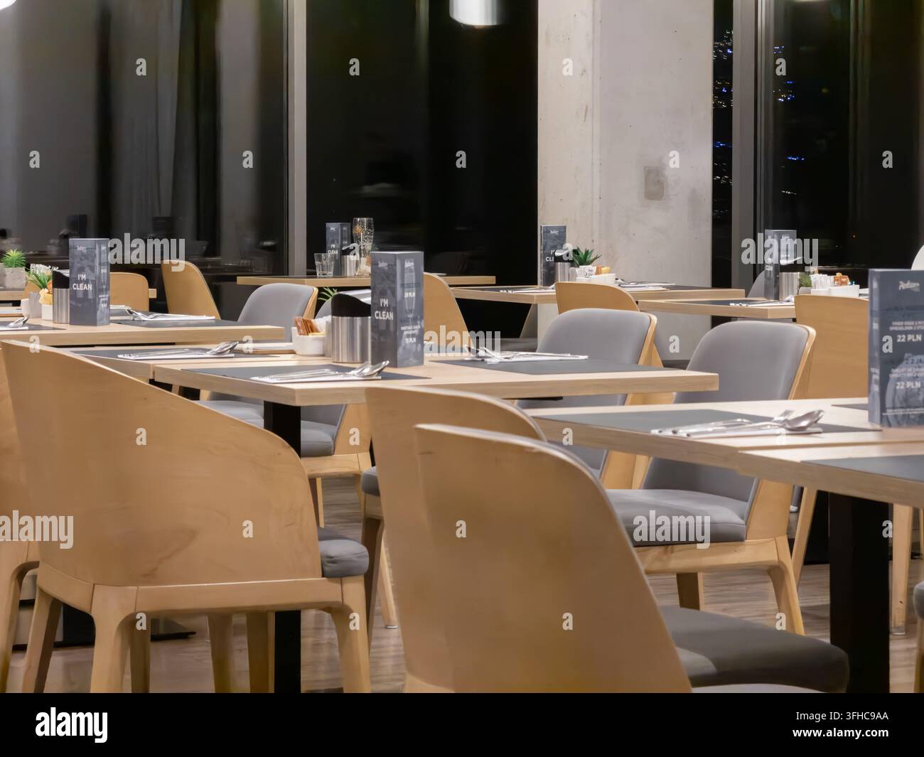 Szklarska Poręba, Polen - 15. Dezember 2025: Eleganter Essbereich in einem Restaurant mit zeitgenössischer Möbelanordnung zur Förderung von Luxus Stockfoto