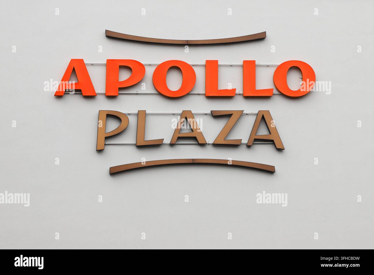 Tallinn, Estland - 29. August 2025: Apollo Plaza-Kinoschild in Tallinn, Estland, das ein Kino und einen Veranstaltungsort für Unterhaltung in der Stadt kennzeichnet. Stockfoto