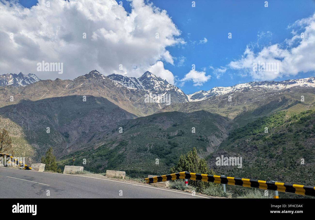 Panoramablick auf die kurvenreiche Leh-Manali-Highway-Straße und schroffe Berggipfel zwischen Keylong und Jispa, Himachal Pradesh, Indien - Smartphone-aufgenommenes Stockfoto