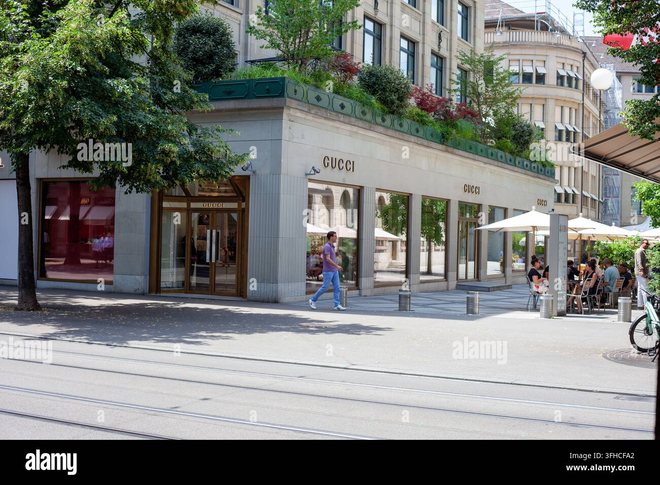 Dachbegrünung Garten an der Bahnhofstrasse im Stadtzentrum. Gucci-Luxus-Boutique-Schaufenster. Zürich, Schweiz - 23. Juni 2026 Stockfoto