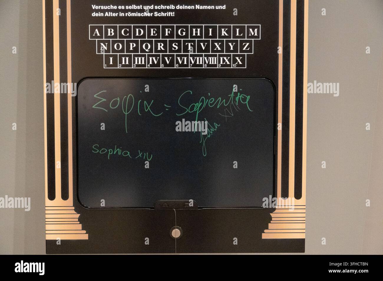 Trier, Deutschland – 13. Nov. 25: Interaktive Darstellung des römischen Alphabets mit handgeschriebenen Namen im Landesmuseum Rheinland Trier. Stockfoto