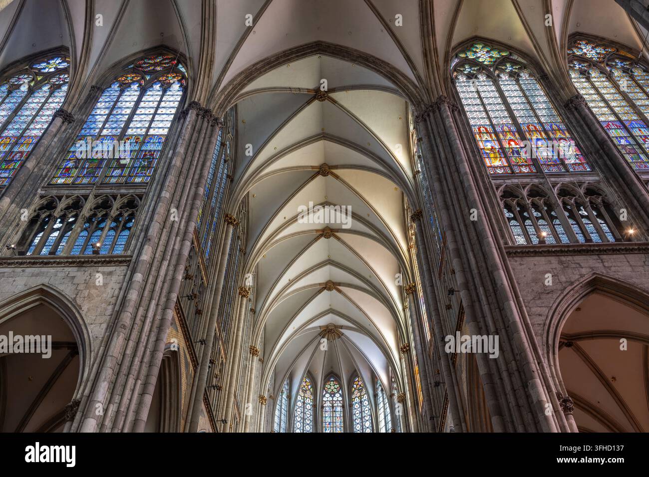 Der Kölner Dom ist eine katholische Kirche im gotischen Stil, deren Bau im Jahr 1248 begann und im Jahr 1880 abgeschlossen wurde. Er befindet sich im Zentrum der Ge Stockfoto