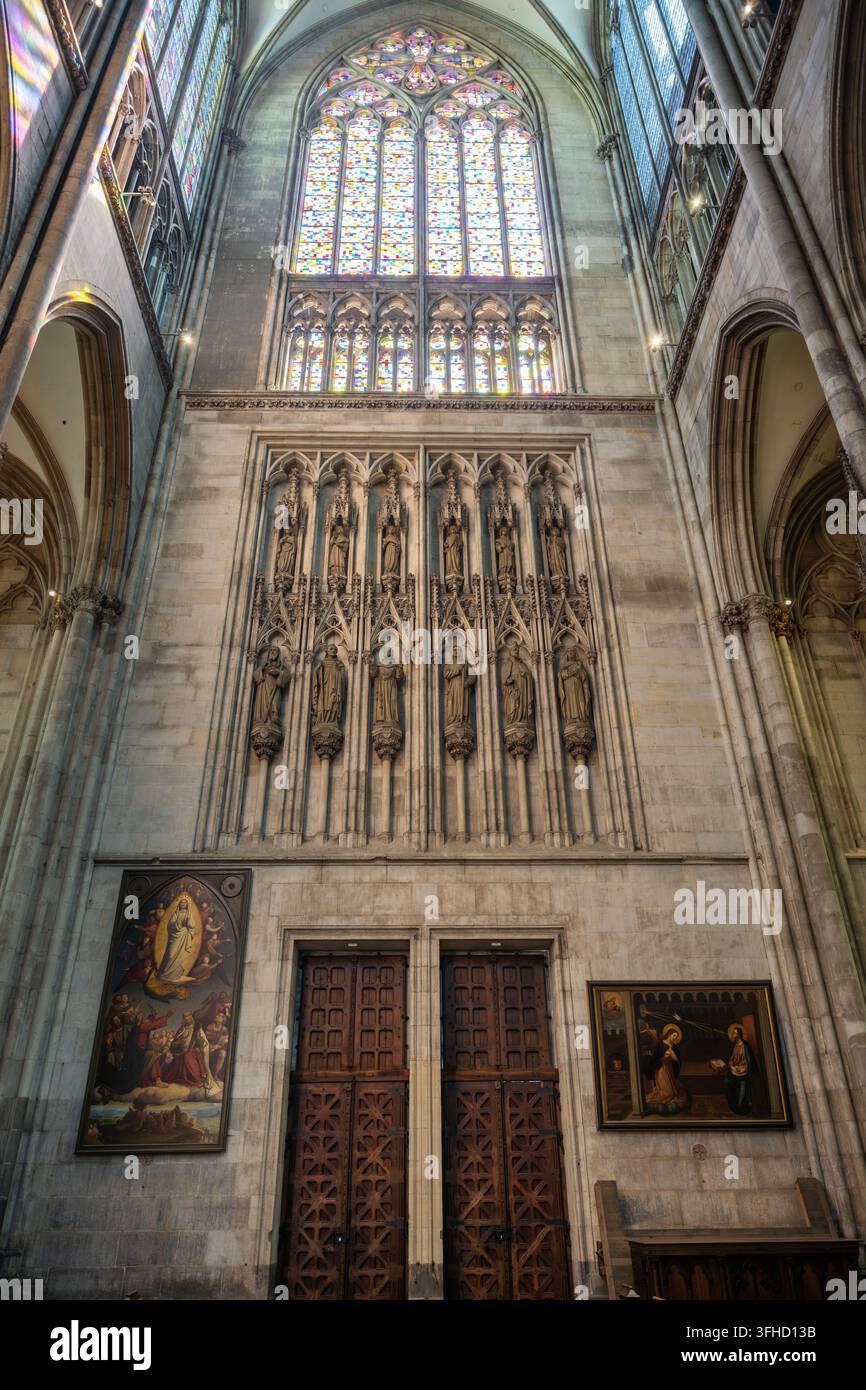 Der Kölner Dom ist eine katholische Kirche im gotischen Stil, deren Bau im Jahr 1248 begann und im Jahr 1880 abgeschlossen wurde. Er befindet sich im Zentrum der Ge Stockfoto
