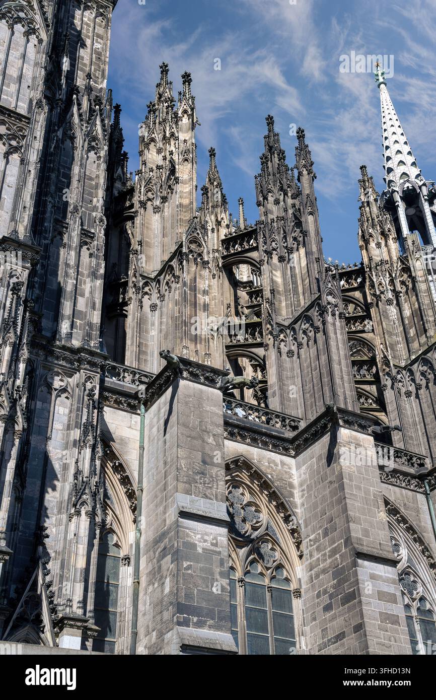 Der Kölner Dom ist eine katholische Kirche im gotischen Stil, deren Bau im Jahr 1248 begann und im Jahr 1880 abgeschlossen wurde. Er befindet sich im Zentrum der Ge Stockfoto