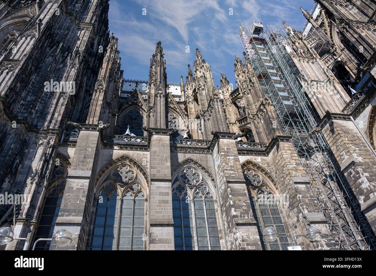 Der Kölner Dom ist eine katholische Kirche im gotischen Stil, deren Bau im Jahr 1248 begann und im Jahr 1880 abgeschlossen wurde. Er befindet sich im Zentrum der Ge Stockfoto
