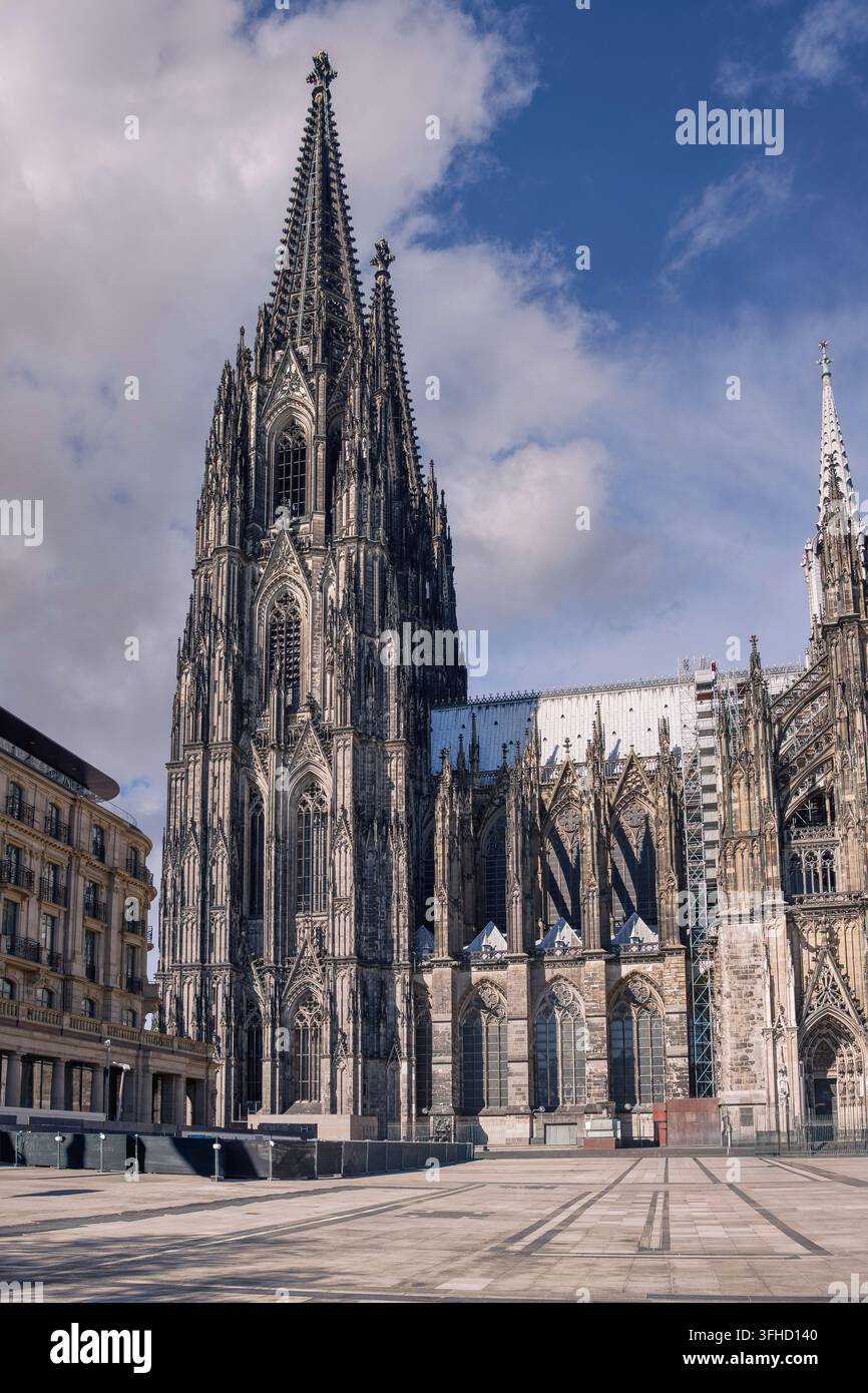 Der Kölner Dom ist eine katholische Kirche im gotischen Stil, deren Bau im Jahr 1248 begann und im Jahr 1880 abgeschlossen wurde. Er befindet sich im Zentrum der Ge Stockfoto